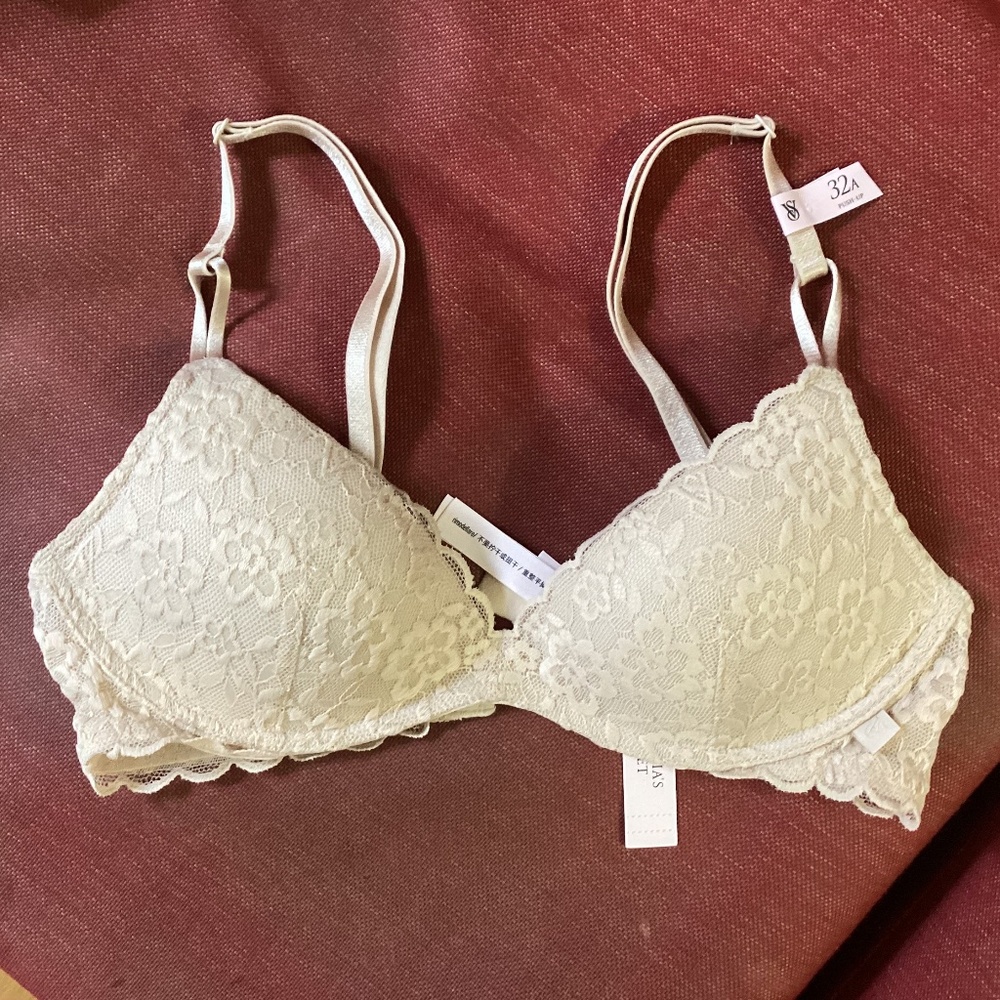 NWT, papped no wire push bra. 32A